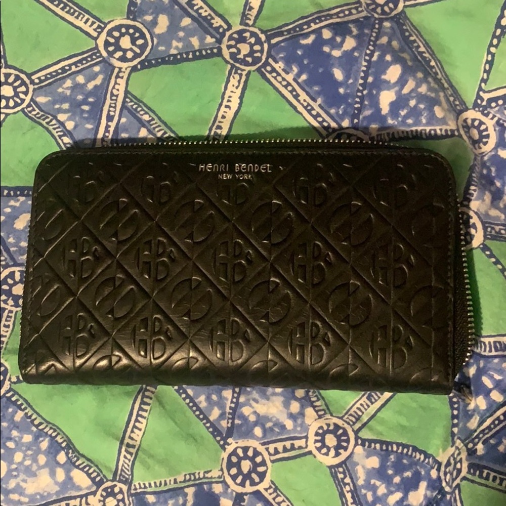 Henri Bendel Black Leather Zippered Wallet